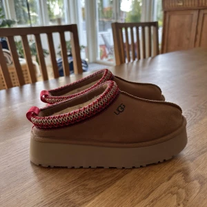 Ugg tazz - Säljer dessa nya ugg tazz i storlek 37, använda 1 gång Priset kan diskuteras vid snabb affär, vill bli av med dom!