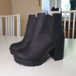 Klackar - 💥HELT NY UTAN PRISLAPP💯  Funkar för dom som har lite bredare fot även.