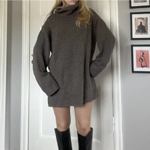 Stickad klänning - (Lånade bilder) köpt här på plick men inte riktigt min stil, storlek xs men passar nog fler beroende på längd💗💗