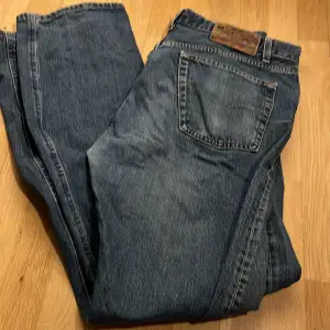 Ett par gamla jeans i väldigt bra skick, riktigt fina!! Säljs eftersom de inte passar mig 💞 Köpare står för frakt 🫶🏻