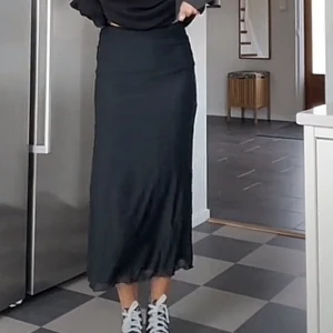 Kjol - Svart långkjol från SHEIN, helt oanvänd 