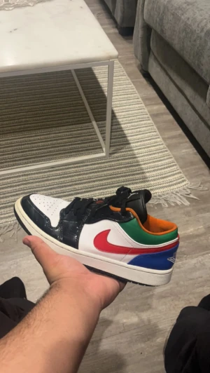 Jordan 1  - Tjena nu så säljer jag ett par Jordan 1 multicolor i storlek 43 säljs pga för små 