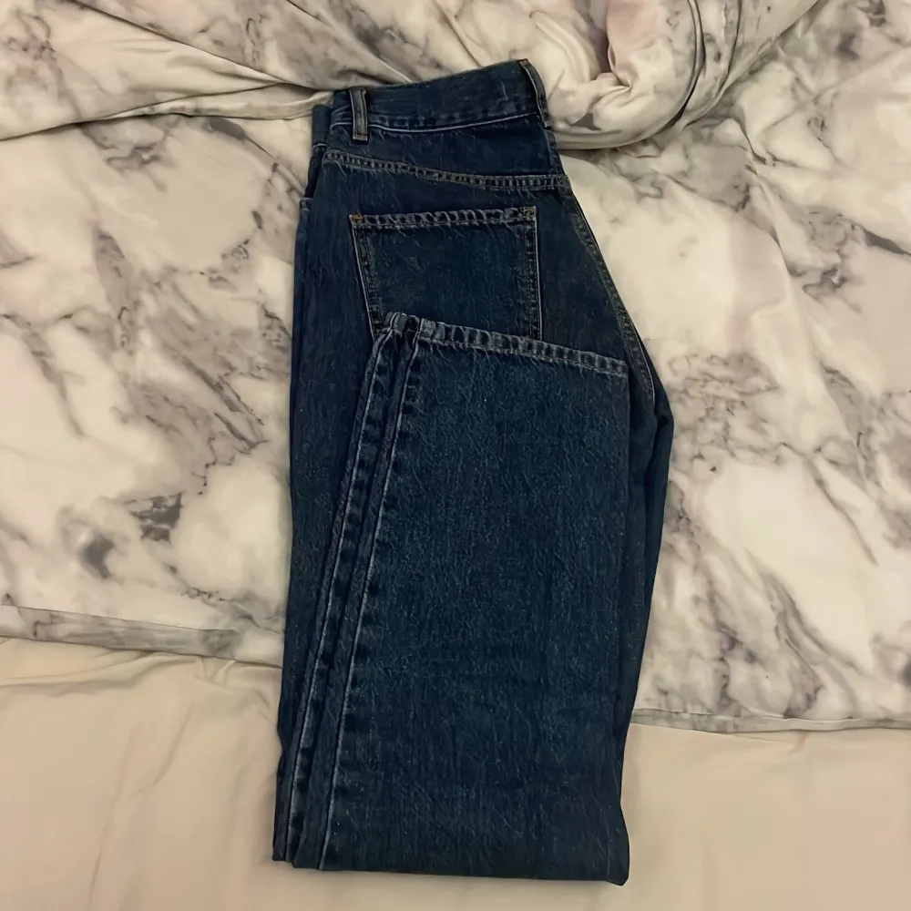 Ett par mörkblåa jeans ifrån Gina Tricot, storlek 34, oanvända. . Jeans & Byxor.