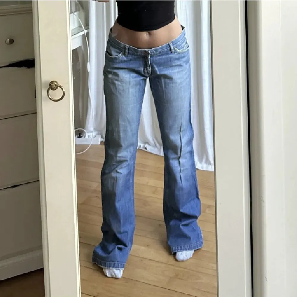 Innerbenslängden är 85 midjan 44, skriv för fler frågor🖤. Jeans & Byxor.