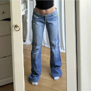 Low waist jeans  - Innerbenslängden är 85 midjan 44, skriv för fler frågor🖤