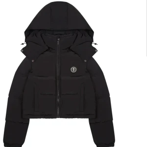 Trapstar jacka dam  - en jätte fin trapstar jacka för damer ,den är otroligt varm till vintern!skick:9,5/10 använd endast 4 gånger Storlek xs  Skriv privat för mer bilder eller frågor 