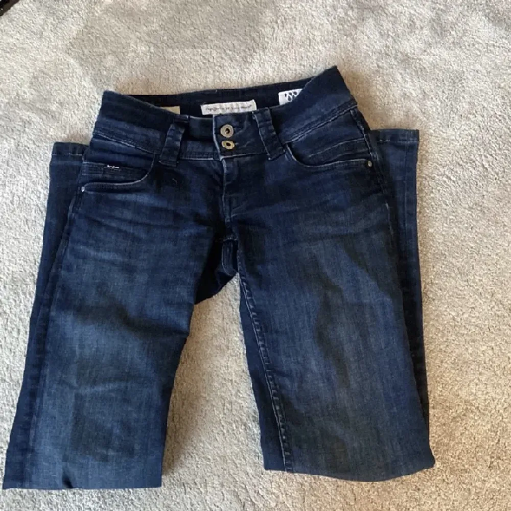 Säljer mina fina jeans i bra skick, jättefin färg som passar till allt!  Nypris: 999  Direktpris: 599kr. Jeans & Byxor.