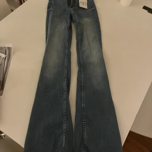 Zara bootcut jeans - Zara bootcut jeans midwaist jag säljer eftersom jag skulle returnera de pga de var för smala för mig men missade returdagen. Aldrig använda prislapp kvar nypris 350kr storlek 32