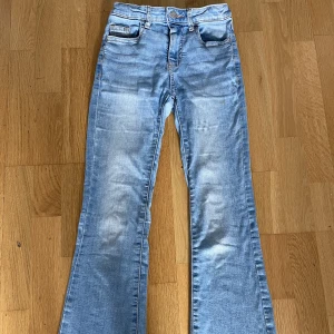 Jeans - Säljer dem här bootcut jeansen. Dom är i fint skick förutom att de är en liten fläck som inte går bort i tvätten men den är inte alls så synlig(sista bilden).