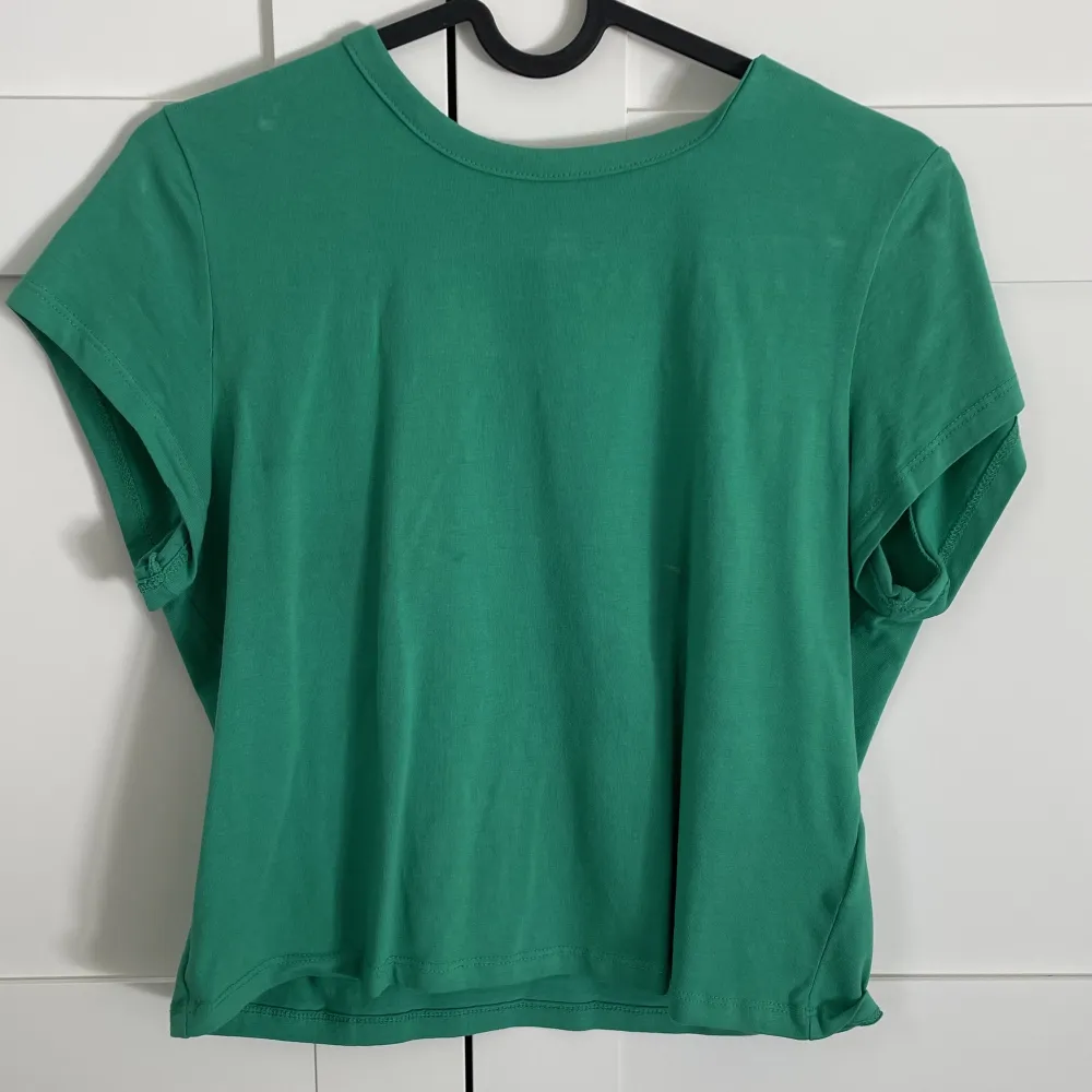 Kort grön t-shirt från h&m, endast använd en gång. hör av dig om du vill ha fler bilder eller om du har några funderingar💝. T-shirts.