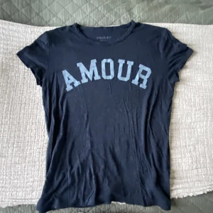 T-shirt  - Använd fåtal gånger men i mycket bra skick!
