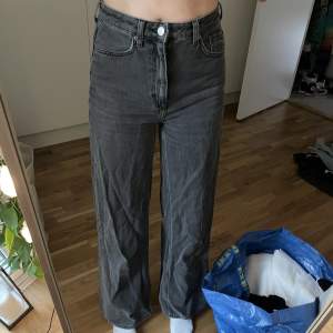 Weekday jeans i modellen Ace storlek 26/34. Mörkgrå/svart färg. Plus ca 80kr frakt. 