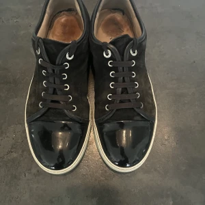 Lanvin skor - Hej, säljer nu dessa lanvin skor i storlek 42. Väldigt bra skick ( kolla bilderna)