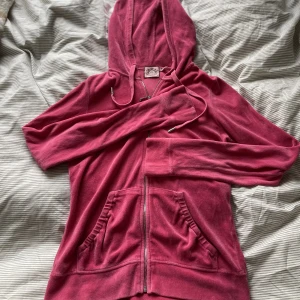 Äkta Juicy Couture hoodie - Säljer denna Juicy Couture hoodien då jag inte får användning av den. Sjukt snygg och unik design💗