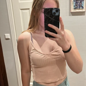 Linne - Säljer ett rosa, randigt linne från H&M. Storleken på linnet är S. Linnet är använt hyfsat lite och skicket är fortfarande bra. 