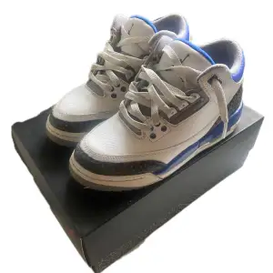Tvär snygga Jordan 3s i färgen racer blue, finns täcken på användning men annars fortfarande väldigt fina (låda ingår)❔❕