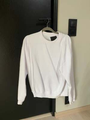 vit sweatshirt  - Vit sweatshirt från lager 157 i storlek L men sitter som S, 50 kr