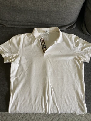 Burberry pikétröja  - Har använts ett få tal gånger men är i bra skick, sälj på grund av storleken. 