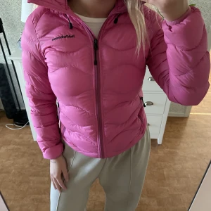 Peak performance dunjacka - En jättefin rosa dunjacka från Peak! Använd en säsong och tvättad i maskin endast en gång. Jättebra skick utan några defekter. 500kr, köparen står för frakten. 