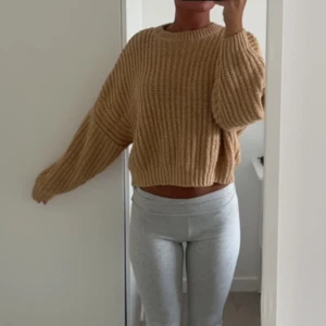 Stickad tröja - Beige stickad tröja! Köparen står för frakten 