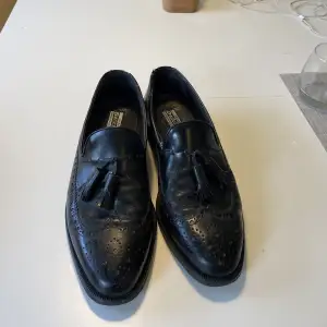 Handgjorda italienska skor.  Köpta nere i Rom och sparsamt använda då de är lite för stora för mig