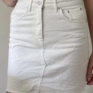 Jeanskjol från Gina Tricot  - Jeanskjol från Gina Tricot i storlek 36. Använd fåtal gånger därav nyskick. Säljer pga att den inte kommer till användning. 
