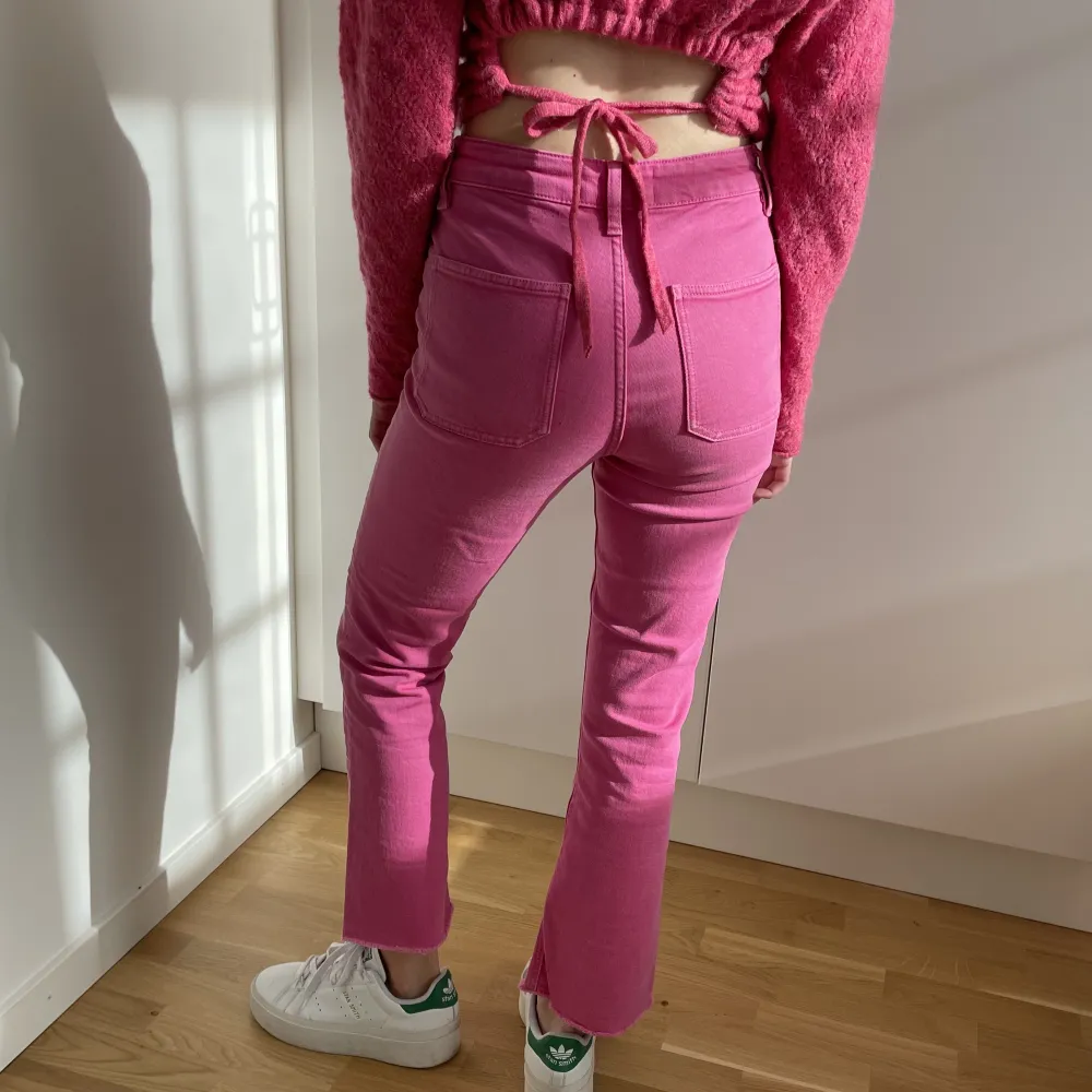 Rosa utsvängda jeans med snygg rå kant🌸 . Jeans & Byxor.