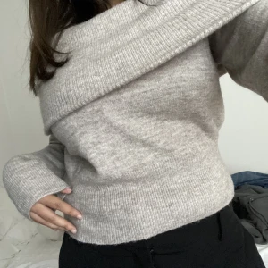 Off shoulder sweater - Säljer min off shoulder sweater från h&m, man kan ha på sig den på 2 olika sätt som jag visar i 1:a och 2:a bilden💕 den är extremt mysig och varm perfekt nu till när de börjar bli kallt🫶Den är i väldigt bra skick då jag bara använt den en gång💕