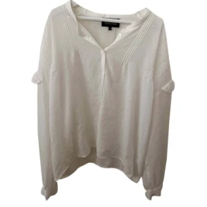 Vit Blus🤍 - Så fin vit blus från Little Remix by Charlotte Eskildsen🤍 Nästan aldrig använd❤️