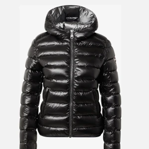 Colmar Jacka  - Säljer min superfina colmar jacka som är i superbra sick🫶🏼 har inte använts mycket och köptes förr förra vintern, köptes för 4000 men säljer för 3000❤️jackan har en svart dragkedja och inte en silvrig som på bilden❣️