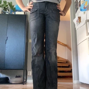 Vintage jeans!  - Super najs och snygga vintage jeans från märket active wear! Lite korta på mig som ör 164. Små i storlek, är tajta p mig som har stl xs-s på jeans (32-34) aldrig sett någon ha sånna här jeans! Vintage märke köptes second hand. Tvättas innan! 🎀❤️🛍️💘