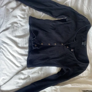 Svart tröja - Jättefin svart tröja med knappar så man kan även ha den som en kofta💕 i storlek S men passar oxå xs