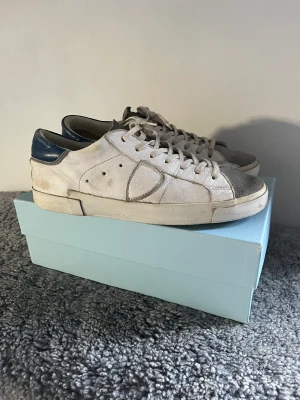 Phillipe model skor - Säljer dessa goa Phillipe model skor då jag inte använder dom längre, är använda men har mycket liv kvar i dom! Skicka meddelande vid frågor eller funderingar  Köparen står för frakten!