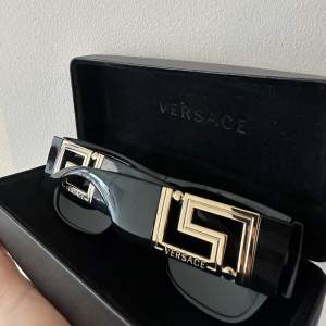 Äkta solglasögon från Versace köpta i marbella för 30€. Använda fåtal gånger men i ny skick. Säljes på grund av kommer ej till användning. Unisex så passar även för män. 