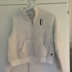 Tjock tröja - En vit mjuk tjock tröja som knappt kommer till användning 