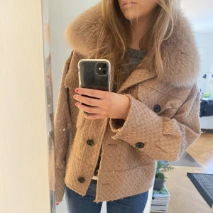 Meotine jacka - Säljer min fina meotine Charlie jacket i färgen beige. Lite nopprig på framsida och ärmar, annars bra skick. Säljer på grund av att jag inte använder den längre. 💓
