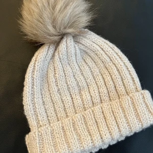 Mössa - Fin mössa i bra skick och mycket skön. Kräm vit.