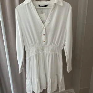 Zara klänning  - Klänning i linne från zara. 