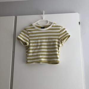 Jätte cool croppat tröja med gula ränder från Gina Tricot, stl S. Kontakta för fler bilder.
