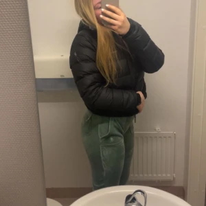 Jucie couture - Säljer dessa fina byxor då de inte kommer till användning längre tyvärr.💚fint skick! Hör av er vid intresse eller mer info💚