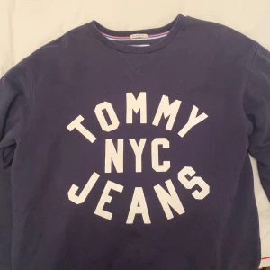 Tjocktröja från Tommy Hilfiger  - Fin tröja från Tommy Hilfiger i relaxed fit. Tröjan är storlek S men känns som M på grund av dessa avslappnade storlek. 