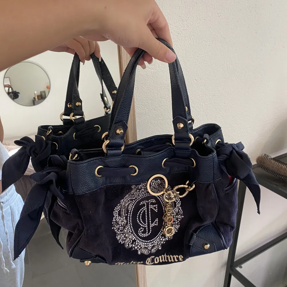 Jätte fin Juicy Couture väska! Säljer den för att den inte kommer till användning! . Väskor.