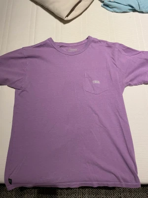 Säljer en vans t-shirt  - Säljer en vans t-shirt i storlek S. Använd ett fåtal gånger och är i mycket bra skick 