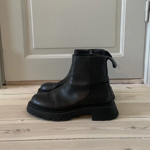 Ankle boots - Boots som går lite över anklarna, från Zara. Använda men i fint skick! Lätta och väldigt bekväma. Riktigt skinn, nypris närmare 1000kr. Storlek 38 men passar mig som oftast har 39 i skor. Jag står för frakten 📦! Pm vid frågor. Endast swish 💵 