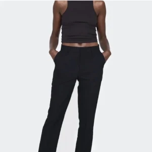 Kostymbyxor  - Kostymbyxor från bikbok, tror modellen heter Wilma! 