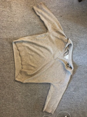 Stickad tröja - Säljer denna stickade tröjan från hm eftersom den inte kommer till användning. Nypris var 200kr och säljer för 150kr då den används fåtal gånger och är i väldigt bra skick🫶😌