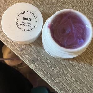 Lilla gel färg  - Lilla gel  Ni får betala för leverans och om ni vill ha de skickat i ett paket