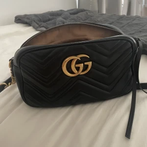 Gucci väska - Säljer min GG MARMONT SMALL MATELASSÉ SHOULDER BAG  använt ett flertal gånger men är i fint skick. Nypris på Guccis hemsida ca: 17 500 kr 