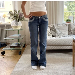 Jeans  - Svin snygga jeans, modellen är 169💕