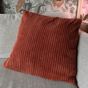 Manchester kuddfodral  - Säljer två stycken orangea kuddfodral, använda i en vecka och därefter tvättade. 